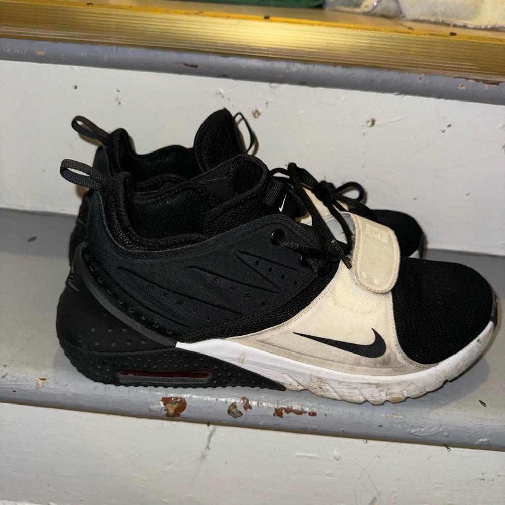 Black and white Nikes with strap mens size 9.5 - Picture 2 of 3